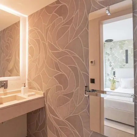 1973 - Luxurious Waterfront Croisette Cannes