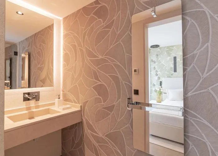 1973 - Luxurious Waterfront Croisette Cannes