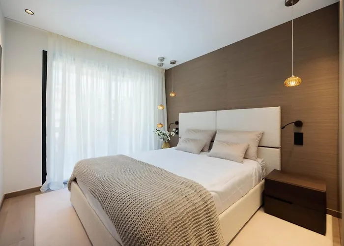 1973 - Luxurious Waterfront Croisette