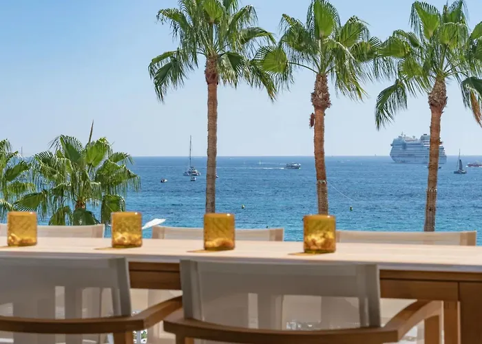 1973 - Luxurious Waterfront Croisette Apartment Cannes